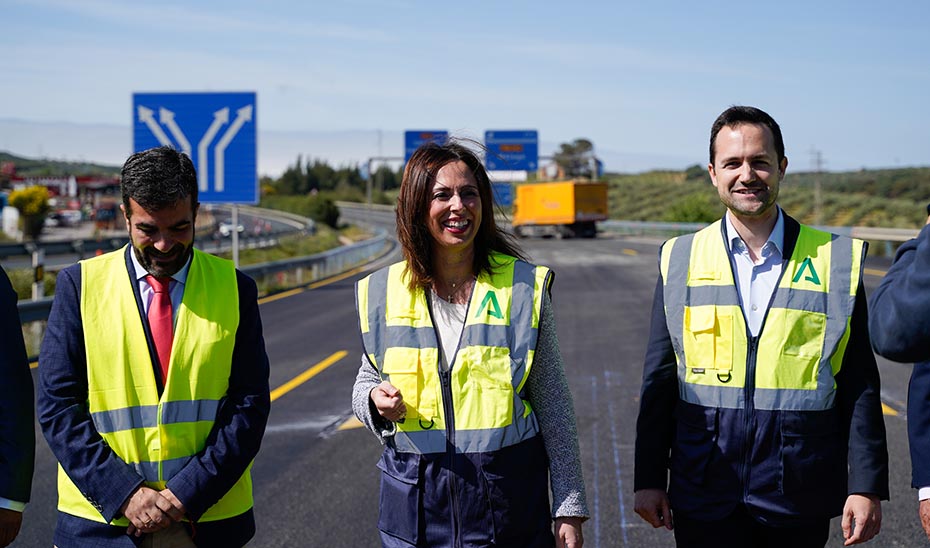 
			      Rocío Díaz, en su visita a las obras de reparación del firme de 35 kilómetros de la autovía A-92, a su paso por Granada.			    
			  